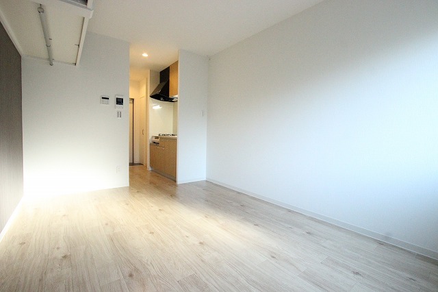 居室・リビング　同物件、別号室のものです。