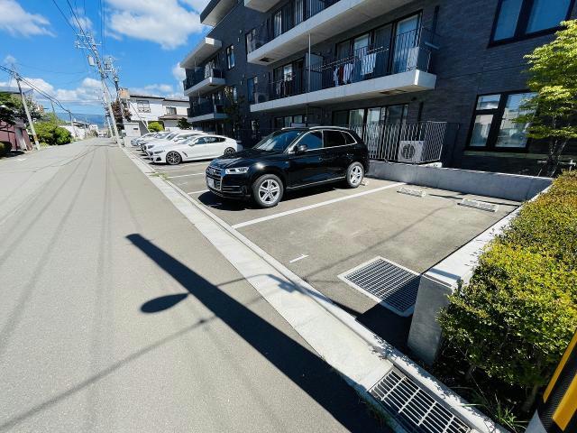 【函館市松陰町のマンションの駐車場】