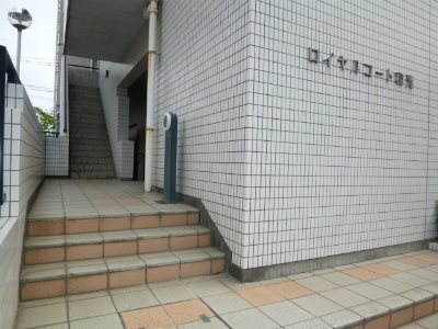 【土浦市港町のマンションのエントランス】