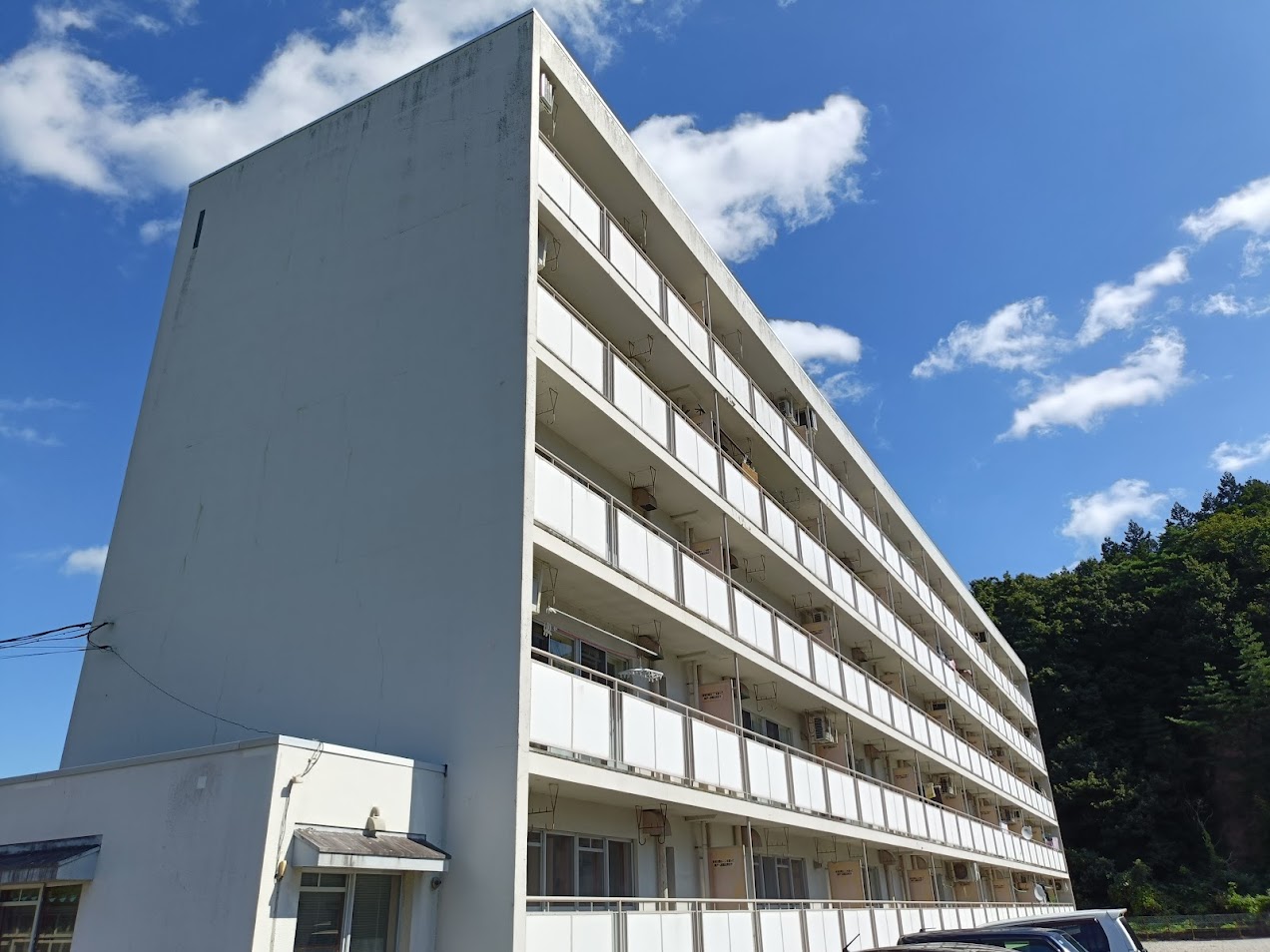 【大崎市岩出山のマンションの建物外観】