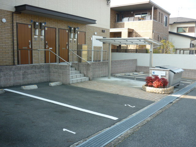 【三木市緑が丘町西のアパートの駐車場】