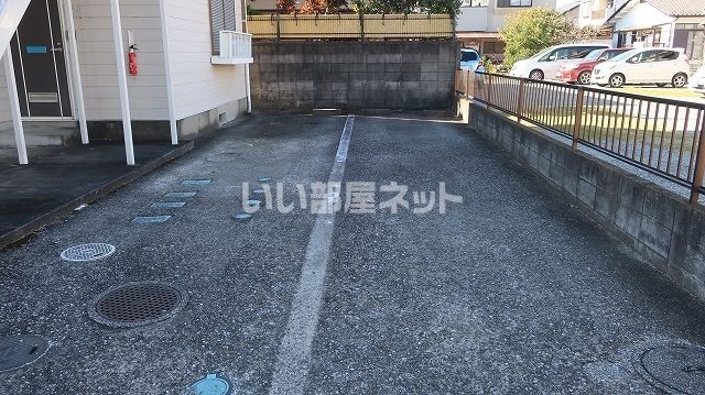 【リッキーハイツの駐車場】