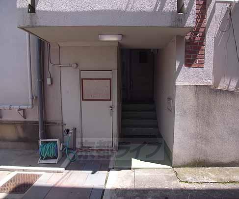 【長岡京市一文橋のマンションのエントランス】