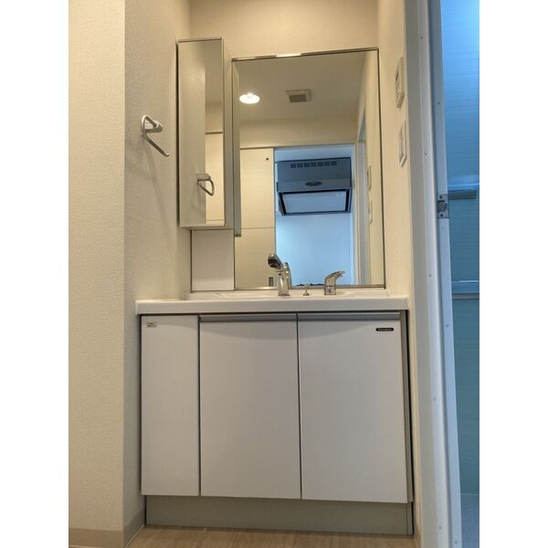 洗面設備　コンパクトで使いやすい洗面所