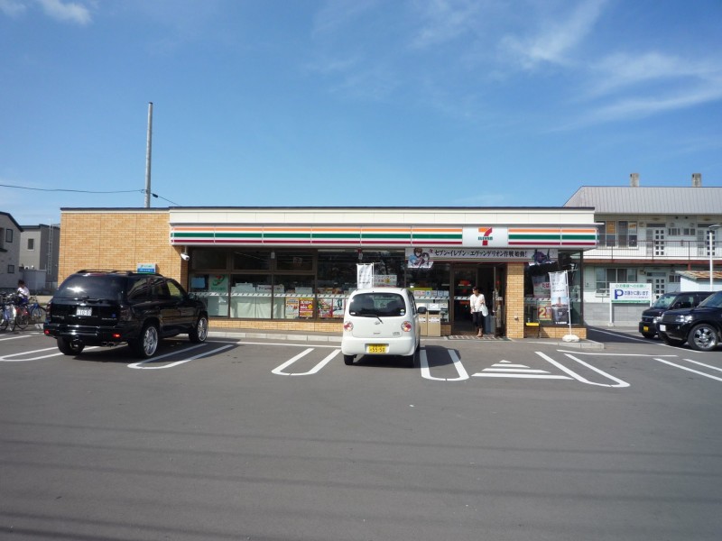 コンビニ　セブンイレブン函館日吉中央通店（コンビニ）まで710m