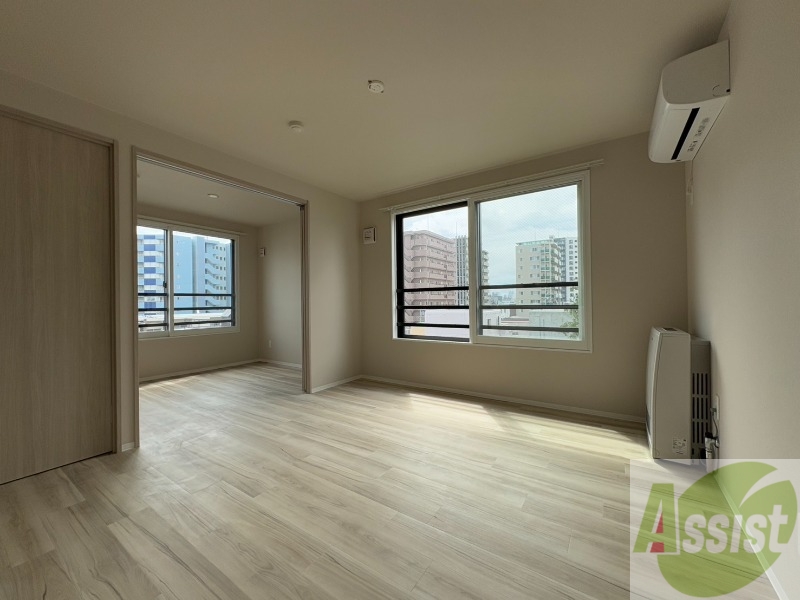 居室・リビング　木目のフローリングは落ち着きのある印象のお部屋になりますね。