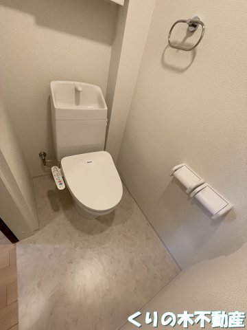 トイレ　落ち着いた色調のトイレです