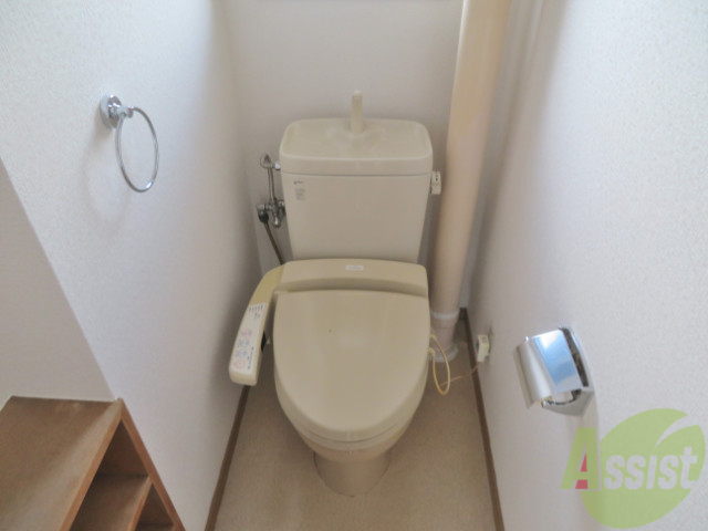 トイレ　ウォシュレット付きトイレです。手前に棚スペースがあります。