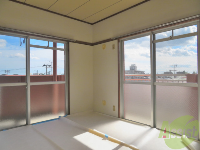 その他部屋・スペース　６．０帖の和室です。眩しい陽射しが差し込むお部屋です。