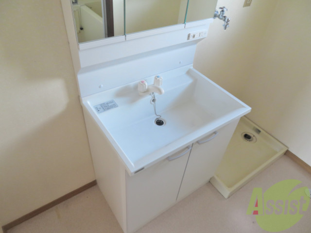 洗面設備　朝の身支度には嬉しい独立洗面台です。助かります。