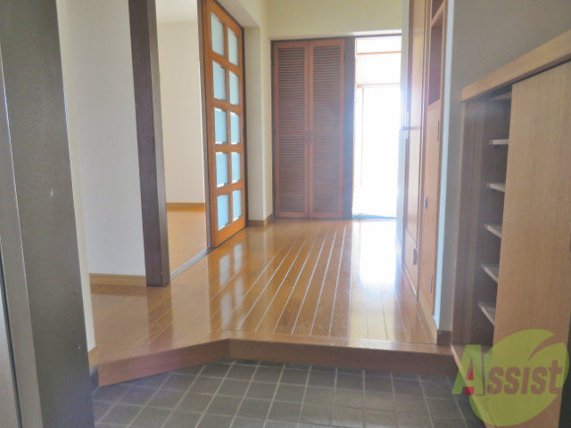 玄関　玄関から見た室内です。広くて、下駄箱もありますよ。