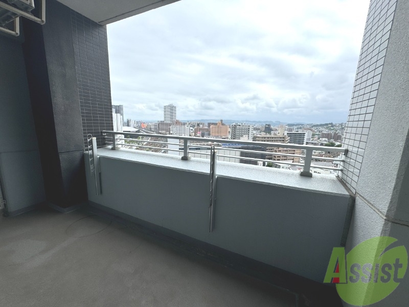 バルコニー　バルコニーはとても広々としています。洗濯物も十分に干せますね