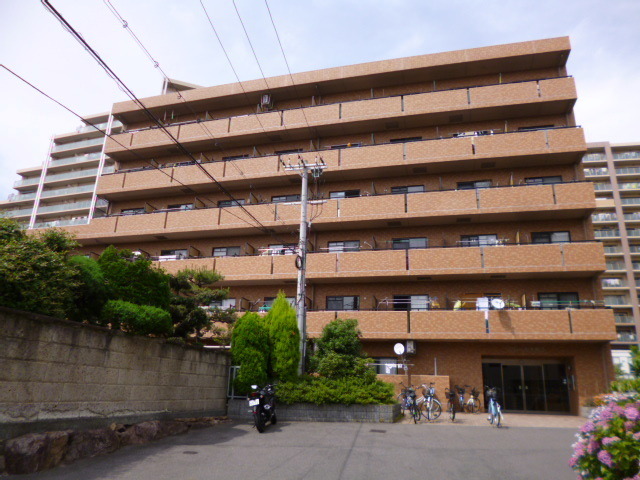 エントランス　重厚感のある造りですね