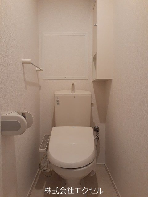 トイレ　温水洗浄便座です。