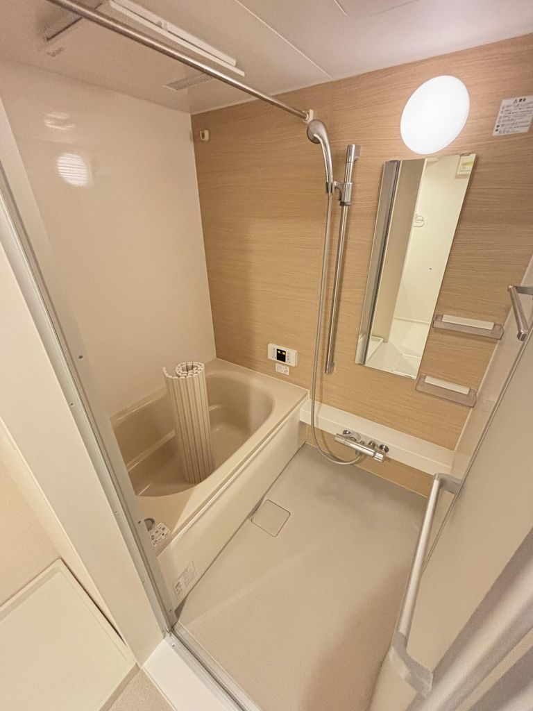 バス・シャワールーム　広めの浴室です。（追い焚き・浴室乾燥機付）