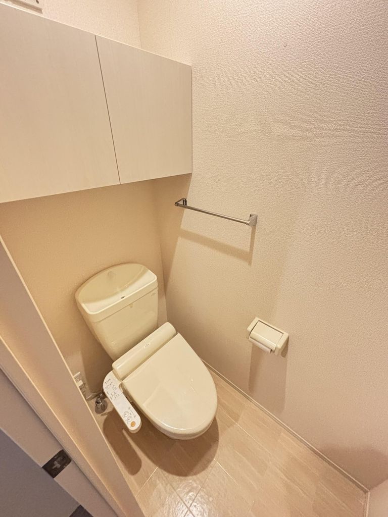 トイレ　温水洗浄便座付きのトイレです。