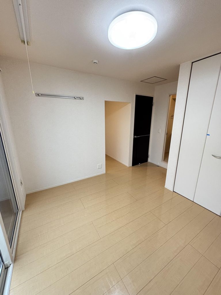 居室・リビング　2面遮光の明るい洋室です。