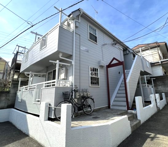 建物外観　清潔感のある淡色の外観。