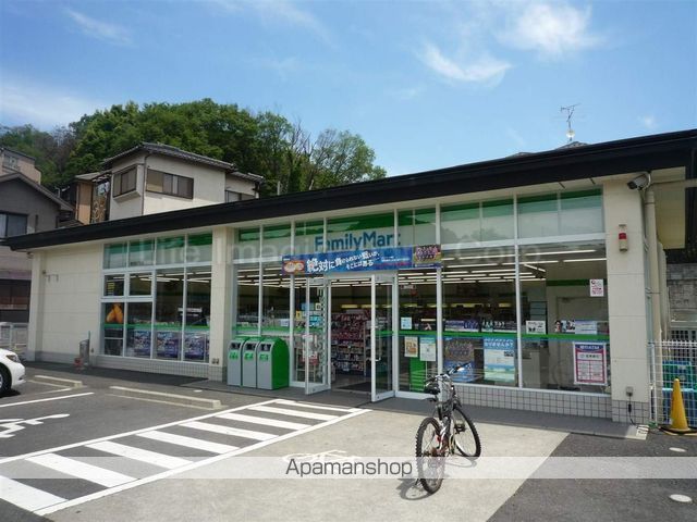 コンビニ　ファミリーマート（コンビニ）まで300m