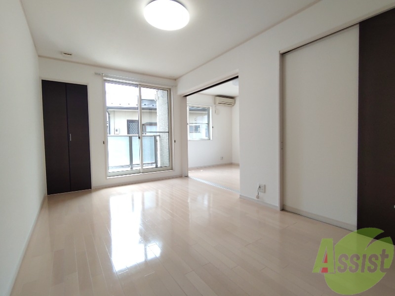 居室・リビング　南向きなので、晴れている日は電気を点けなくても良さそう！