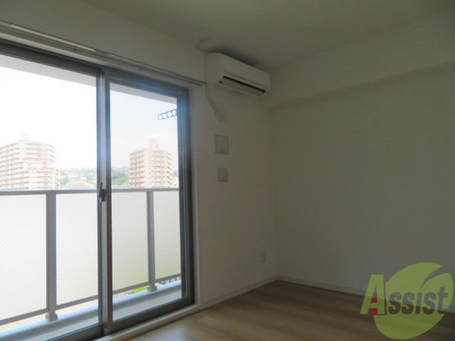 居室・リビング　６帖のお部屋です。窓が広めで使い勝手良さそう。