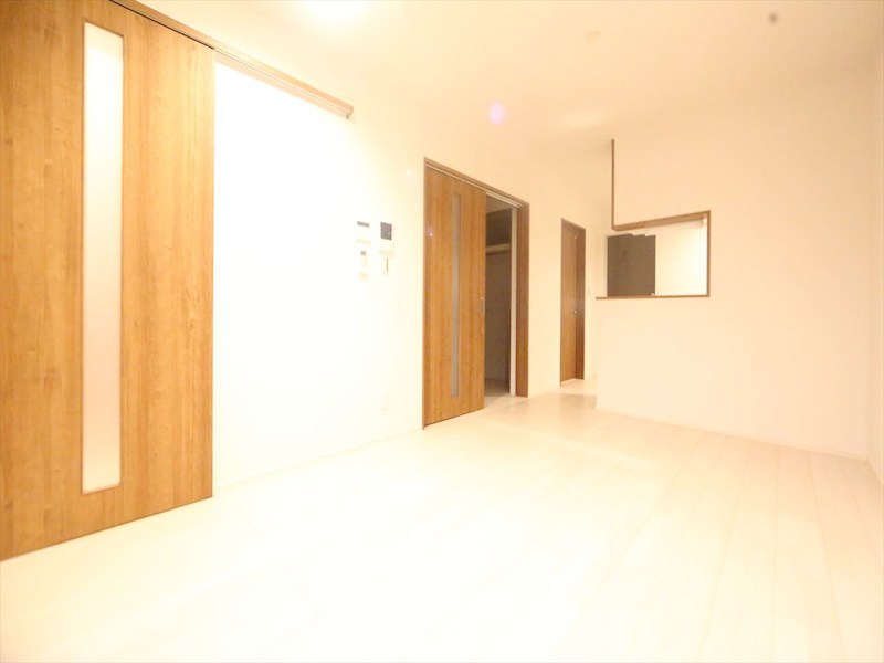 居室・リビング　ＬＤＫ11.7帖　システムキッチン　エアコン完備　同仕様写真