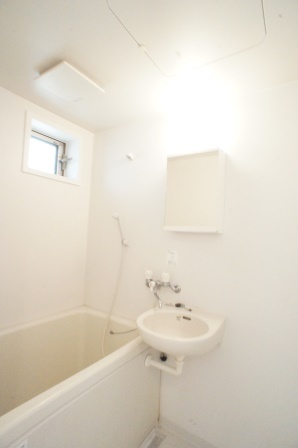 バス・シャワールーム　バストイレ別なのでゆったりスペース