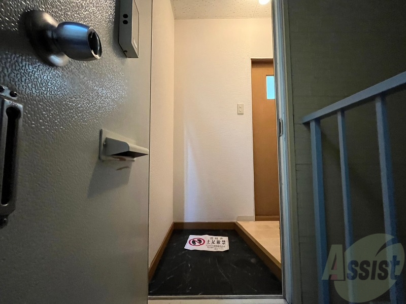 玄関　玄関です。ご覧の通り広々としていますね。