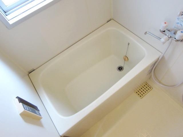 バス・シャワールーム　★窓付きのお風呂なので換気も出来ますね★