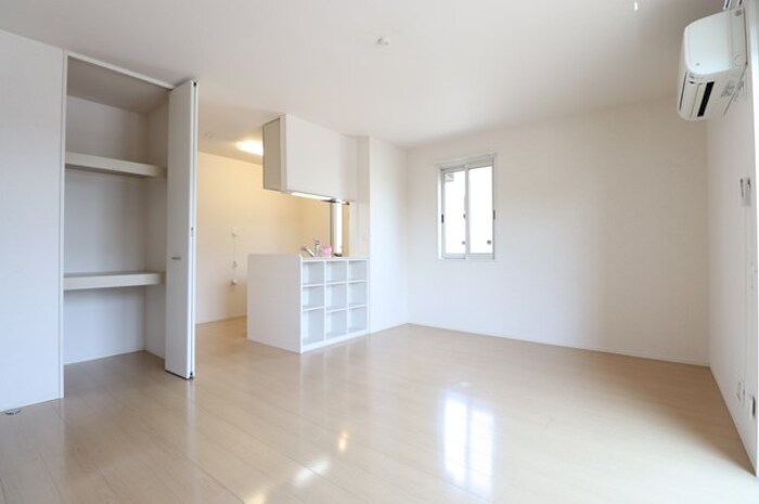 その他設備　リビング全景（別角度）