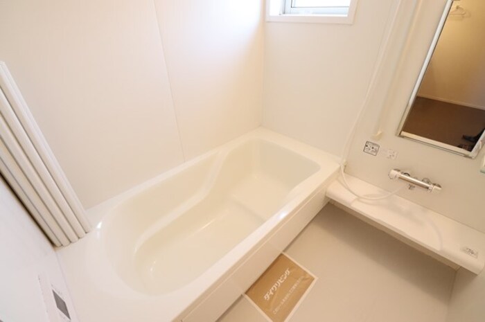 バス・シャワールーム　追い焚き給湯式浴室（小窓・浴室換気乾燥機付）