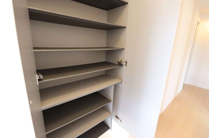 玄関　トールタイプのシューズボックス