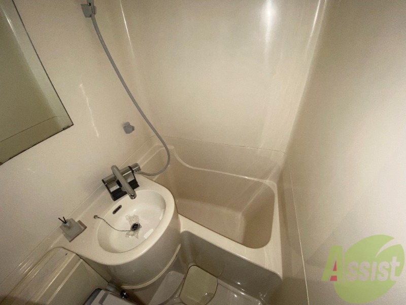 バス・シャワールーム　バス、トイレ、洗面台が同室のユニットバスです。