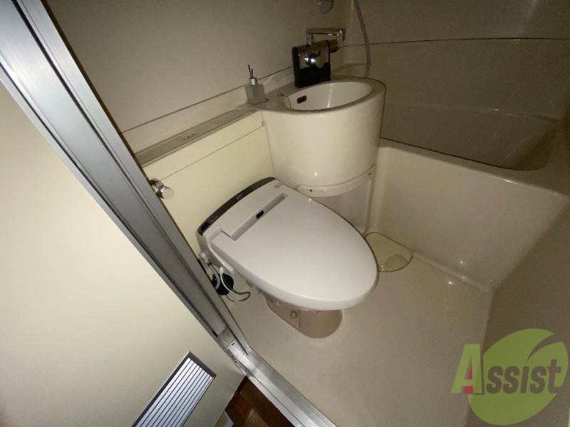 トイレ　トイレになります。トイレもユニットバスなので浴室内にあります