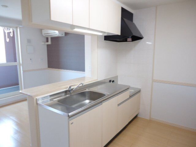 キッチン　※同タイプ部屋の写真です。