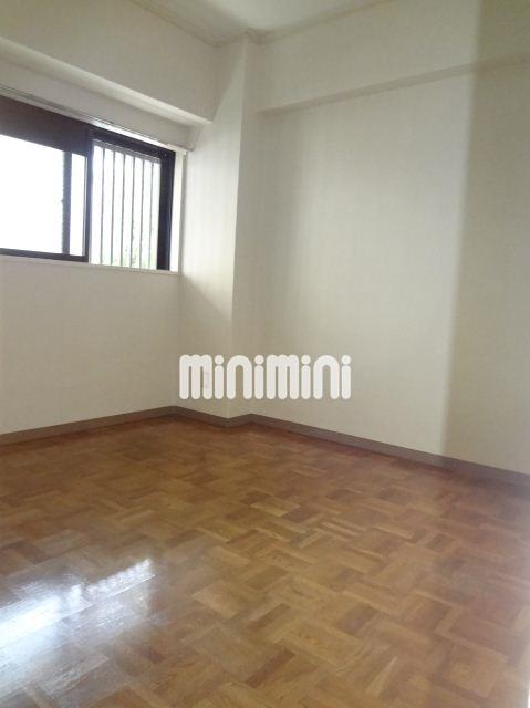 居室・リビング　ベットを置いて寝室にしてはいかが？