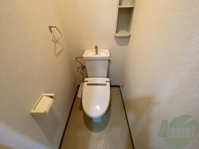 トイレ　温水洗浄付きの便座です。便利で使い勝手がいいですね。