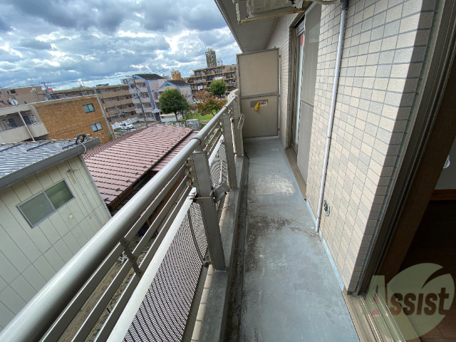 バルコニー　広いバルコニーです。洗濯物が干しやすいですね