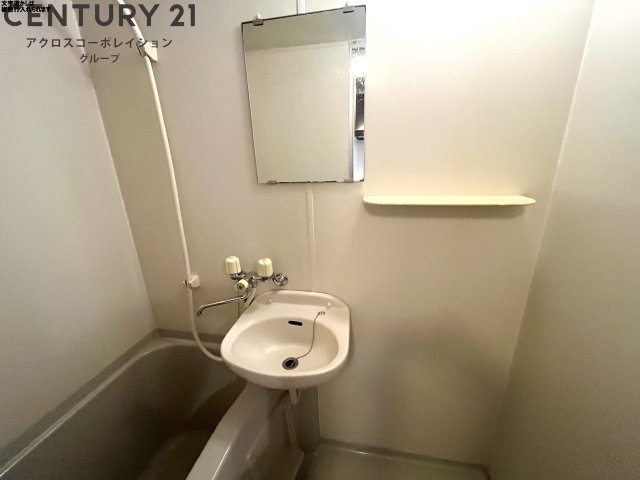 洗面設備　鏡大き目のあります