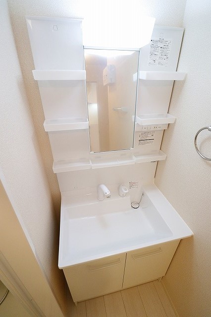 洗面設備　※同物件、別部屋の写真です。