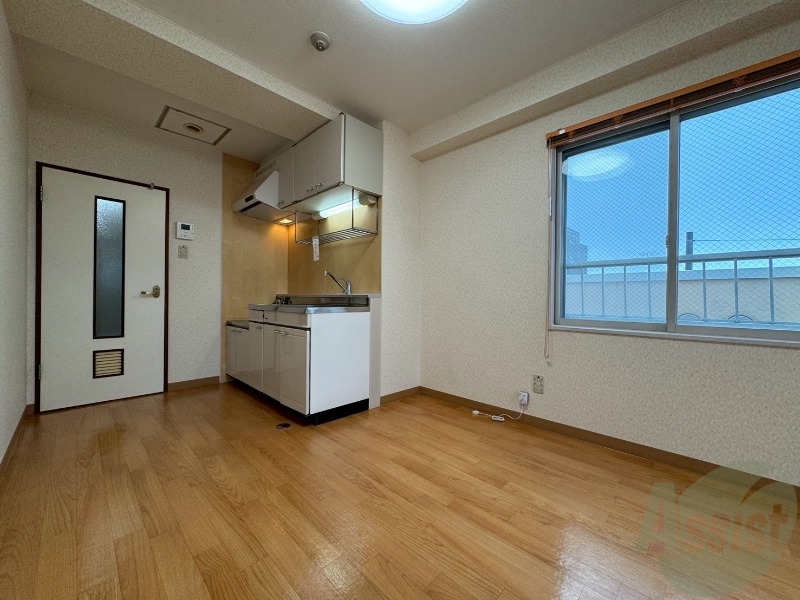 居室・リビング　リビングです。木目のフローリングが落ち着きますね。