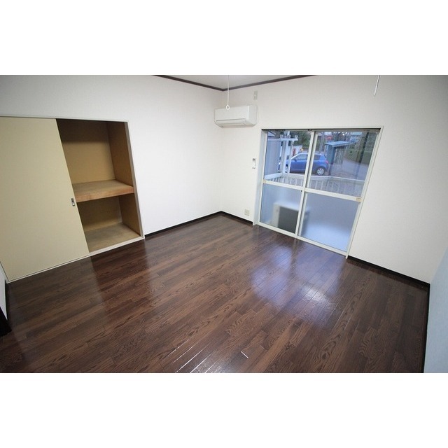 居室・リビング　別号室の写真となります。