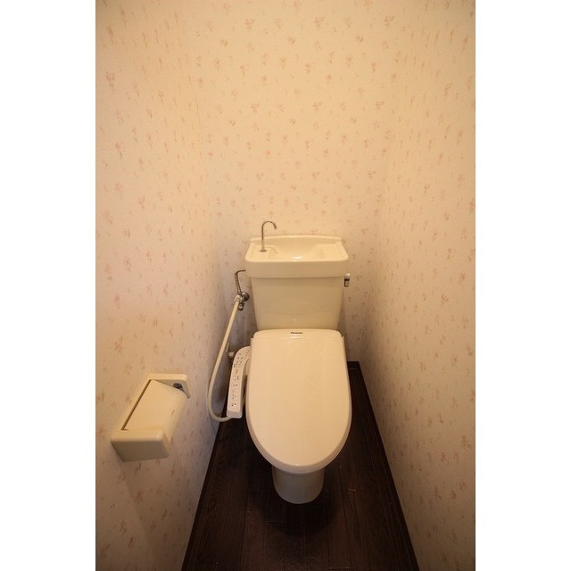 トイレ　別号室の写真となります。