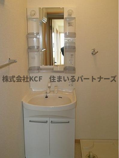 洗面設備　明るい洗面所です