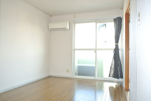 居室・リビング　洋室６帖　南東向きのお部屋です♪