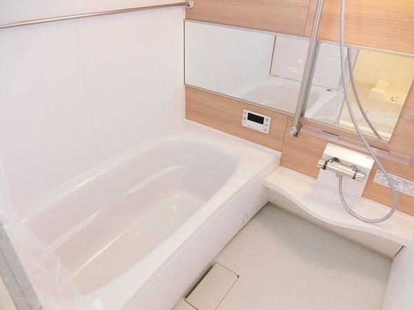 バス・シャワールーム　浴室乾燥機、追焚機能付の広々バスルーム！