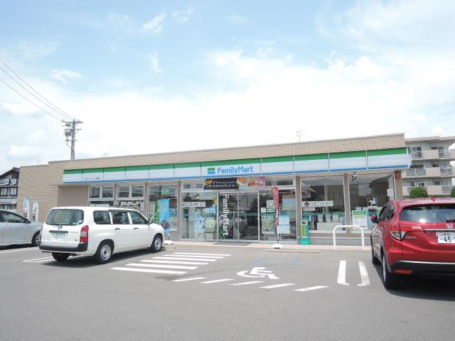 コンビニ　ファミリーマート（コンビニ）まで742m