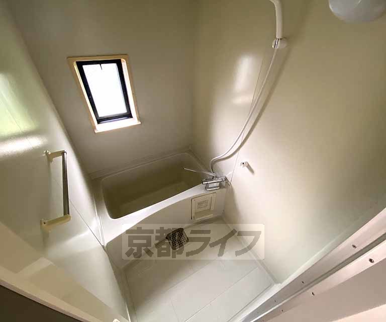 バス・シャワールーム　コンパクトな浴室です。