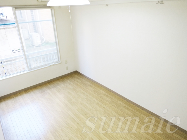 居室・リビング　大きな窓の明るいお部屋です♪