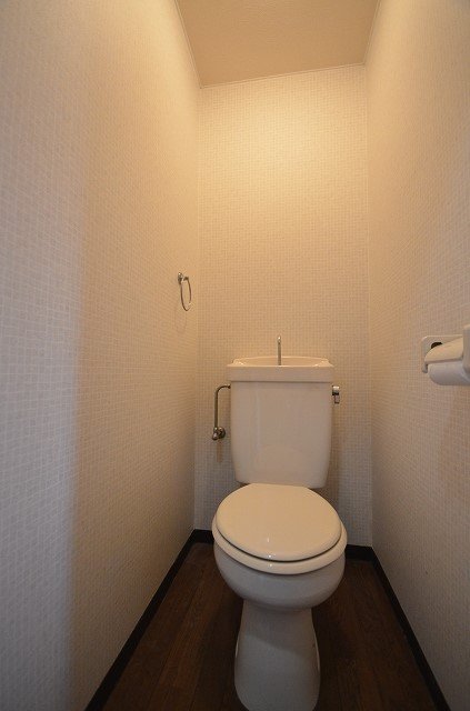 トイレ　別号室の写真です（反転）